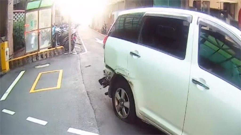 桃園67歲婦人駕車暴衝連撞路邊11車 逆向肇逃全為「撿水瓶」