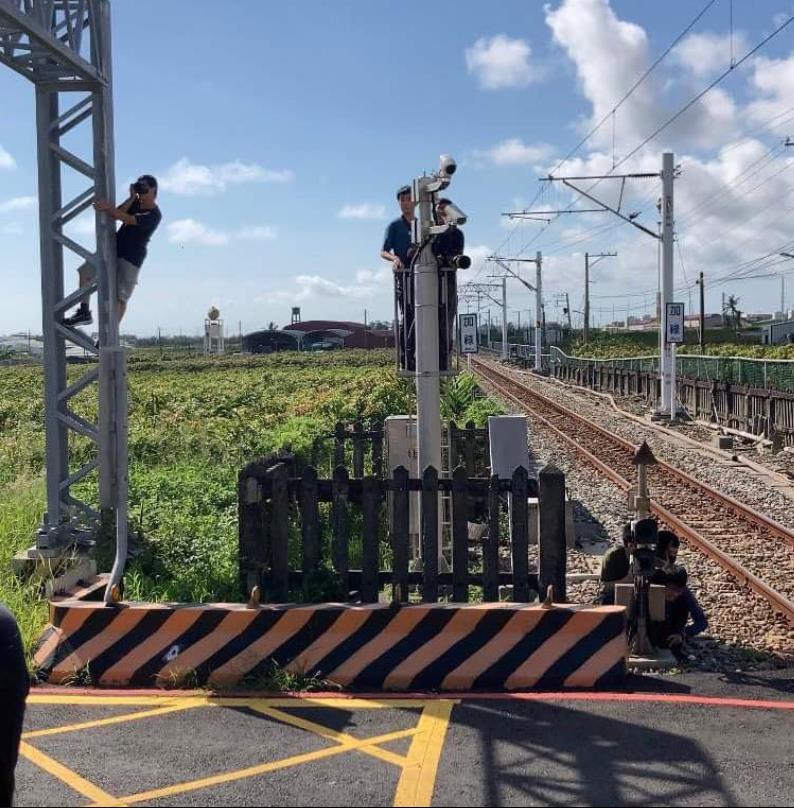 超危險！鐵道迷為拍火車「闖鐵道、爬欄杆」　網批：丟臉丟到國外
