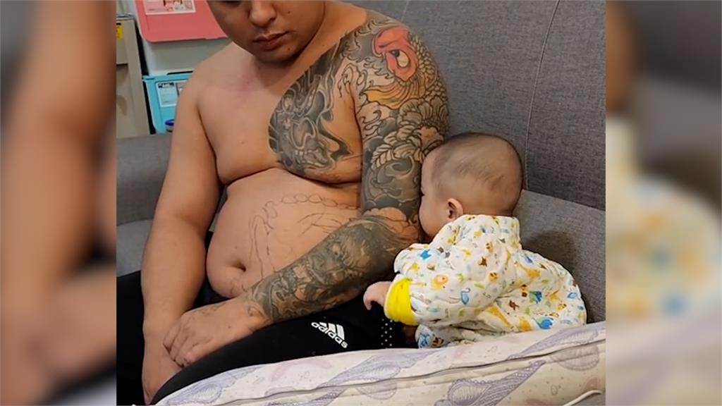 教訓幼兒卻被收服!刺青爸唸5個月大兒愛生氣 見1動作秒弱掉講不下去