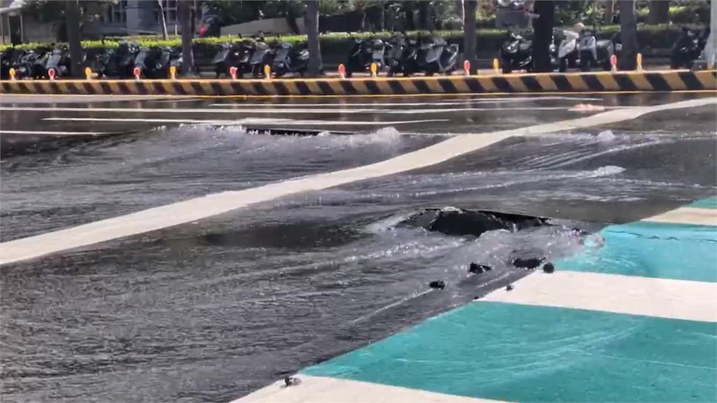 台中南區水管破損炸裂　路面隆起小丘狂冒水　周邊逾7千戶停水