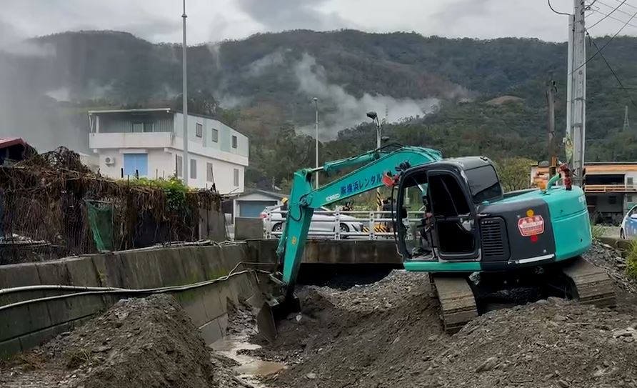 颱風過後!玉里清土石防災 花蓮港邊大量漂流木急清運