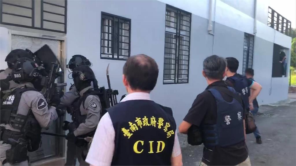 快新聞/林士傑案「口罩男」攻堅畫面曝!警前後包抄 他僅穿內褲狼狽趴地上