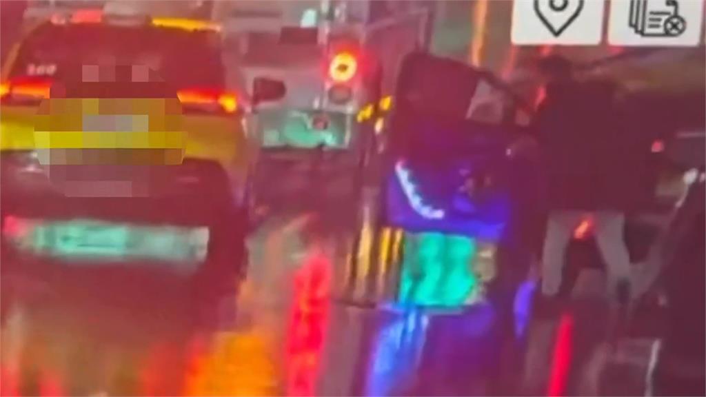 兄弟檔酒後遭小黃拒載 竟爆走在街頭痛毆運將