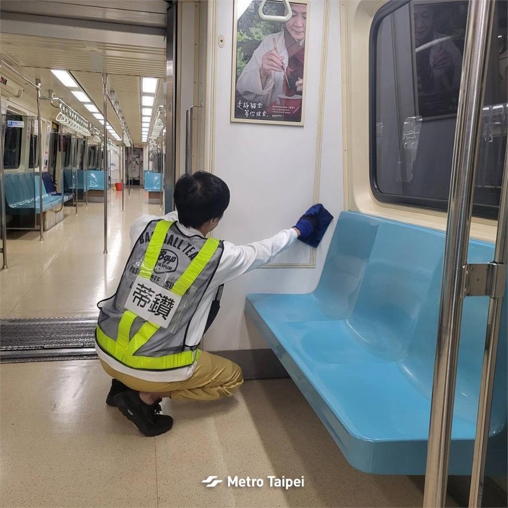 快新聞/北捷曬「深夜背影照」揭車廂超乾淨內幕! 網感動:台灣之光