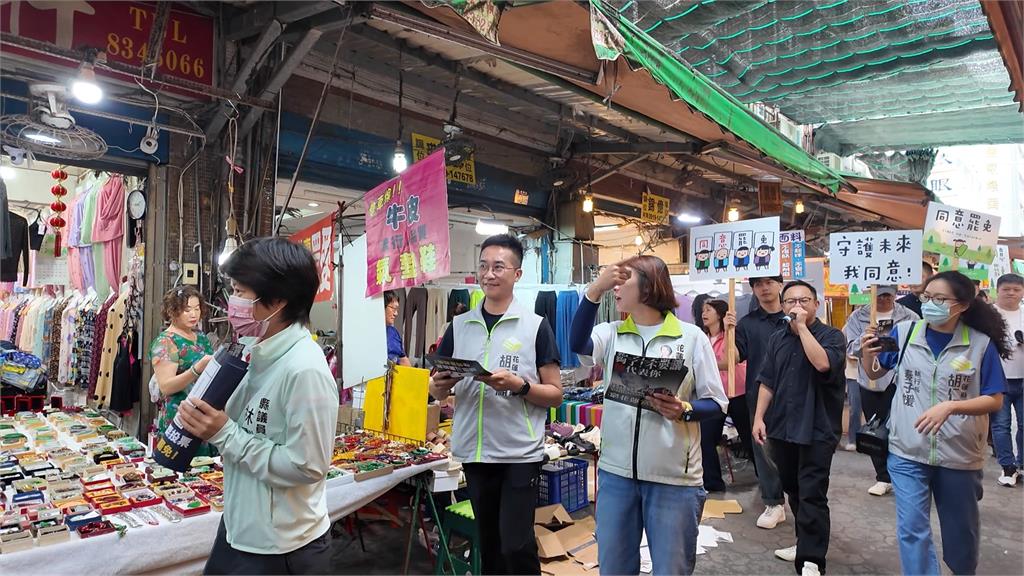花蓮罷免首波文宣啟動 民進黨議員帶頭上街喊罷傅