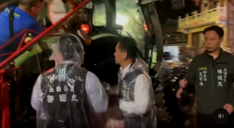 台南水災！網友抓包謝龍介僅勘災2天 林俊憲：我們泡水你聽江蕙