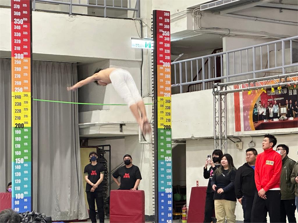 小鮮肉不要熊霓火辣熱舞頒獎 親點楊繡惠還公主抱轉圈圈