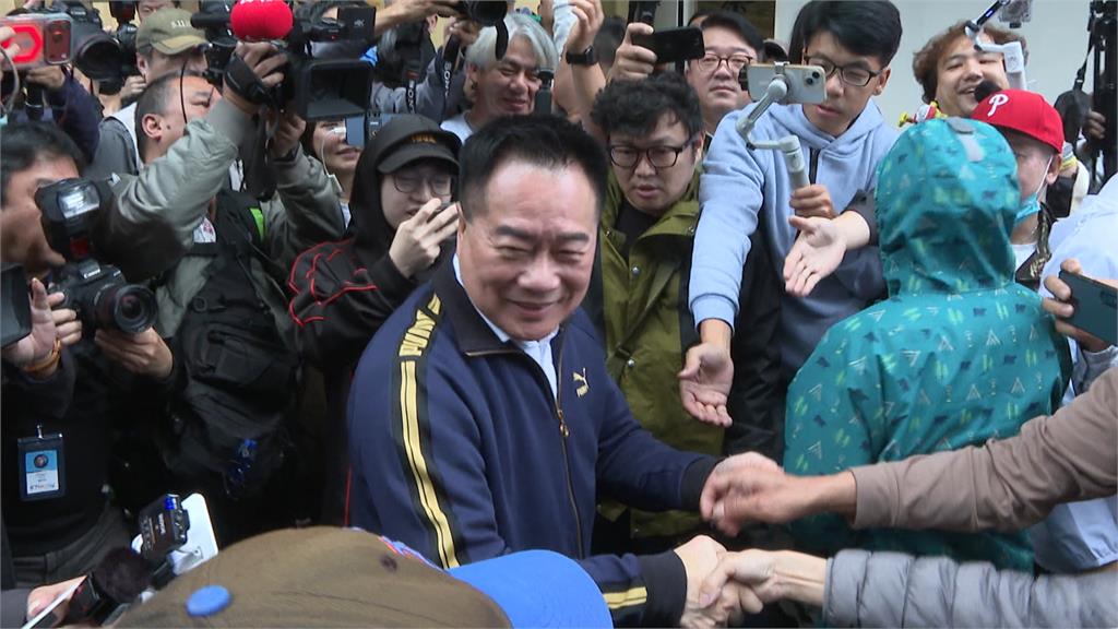 柯文哲po合照祝蔡正元入監順利 網酸「你來得及會合嗎?」