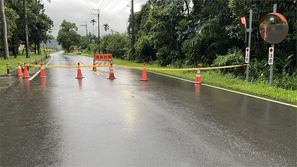 快新聞/雨彈狂炸!台20線邊坡落石阻道路 高雄六龜「這路段」預警封閉