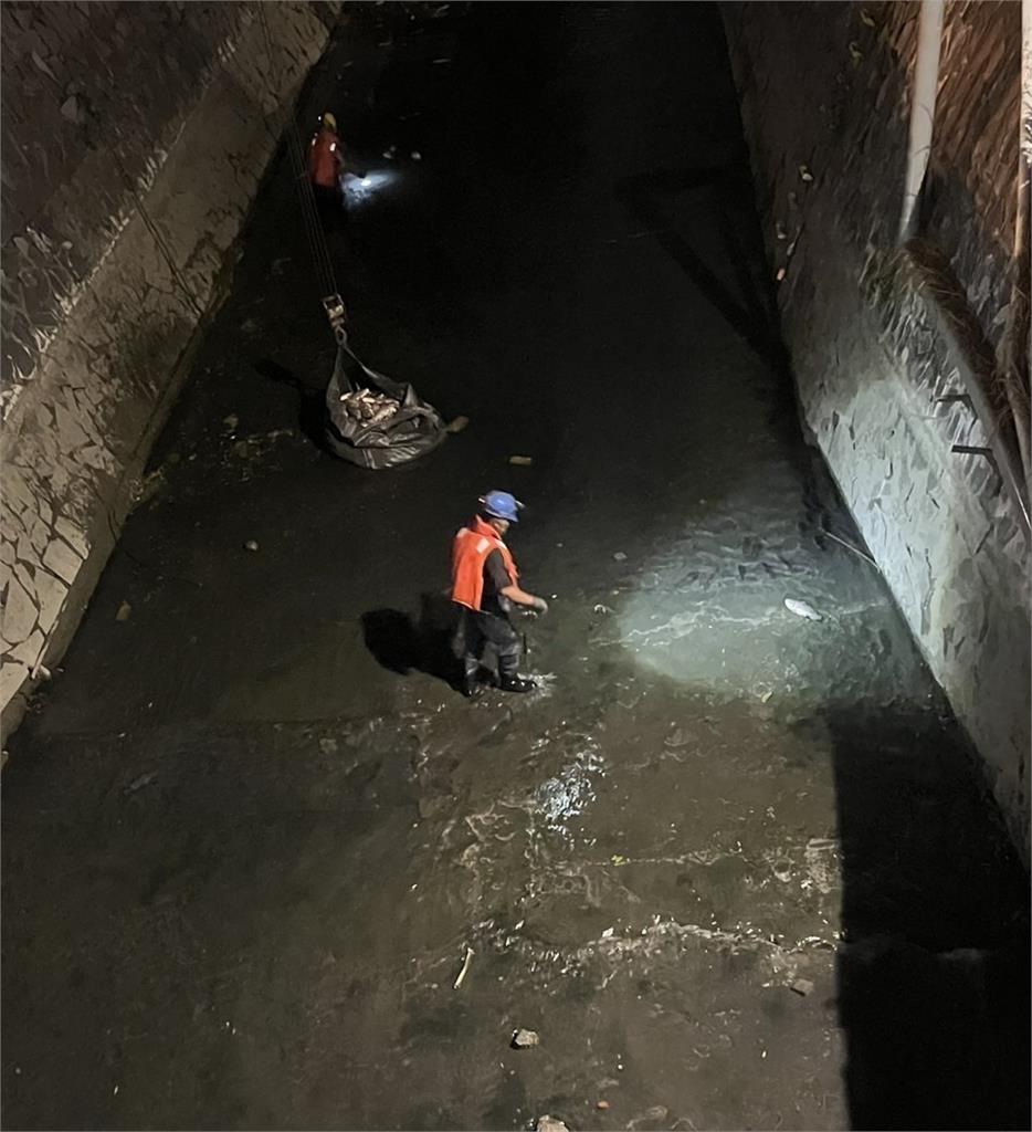 快新聞／魚群暴斃翻白肚！高雄水利局連夜緊急打撈　致命原因曝光了