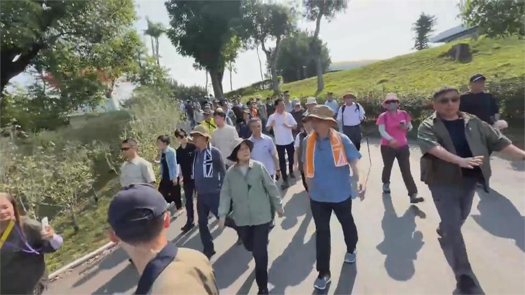 「登山界網紅」蔡英文來了 陳其邁:驗收小英總統爬山成果