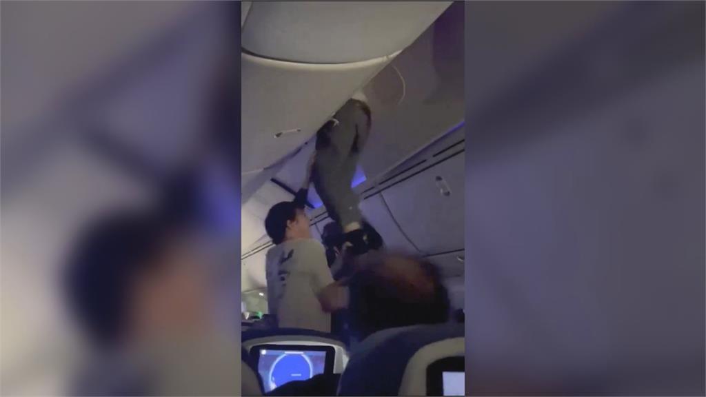 又是波音!歐洲航空班機遇亂流「座椅慘折斷」 乘客卡天花板驚悚畫面曝