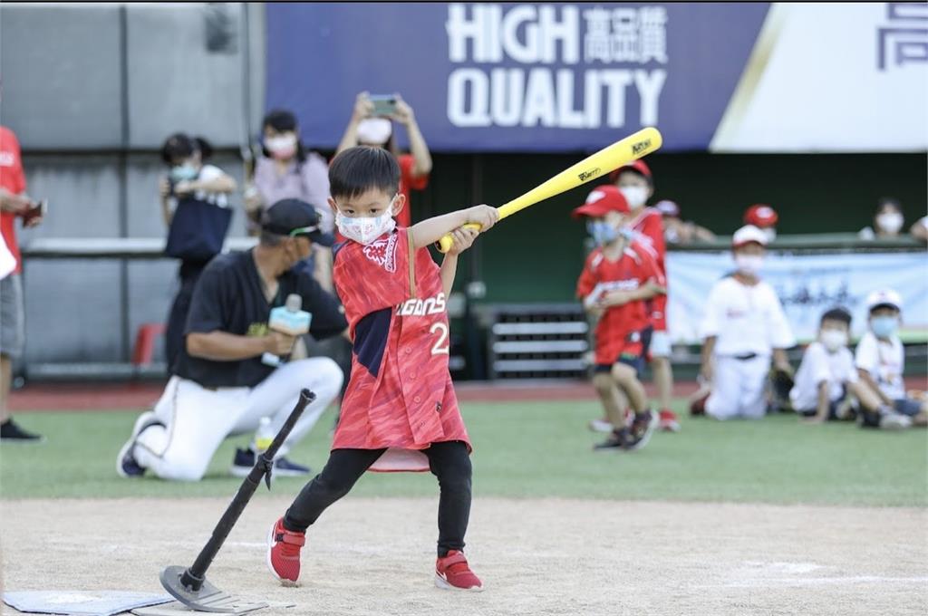 接棒未來培育小小棒球人才　味全龍職棒賽場週末成親子運動場