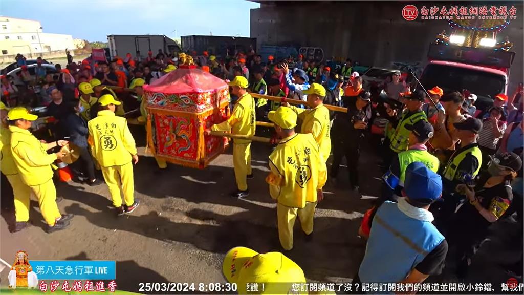 媽祖慈悲!白沙屯鑾轎「90度大轉彎」2女信眾跪地大哭…網淚:聞聲救苦