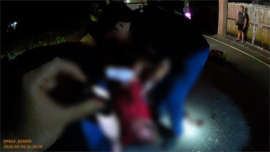 酒後爆衝突！醫護到場包紮　醉男突拆救護車雨刷作勢攻擊