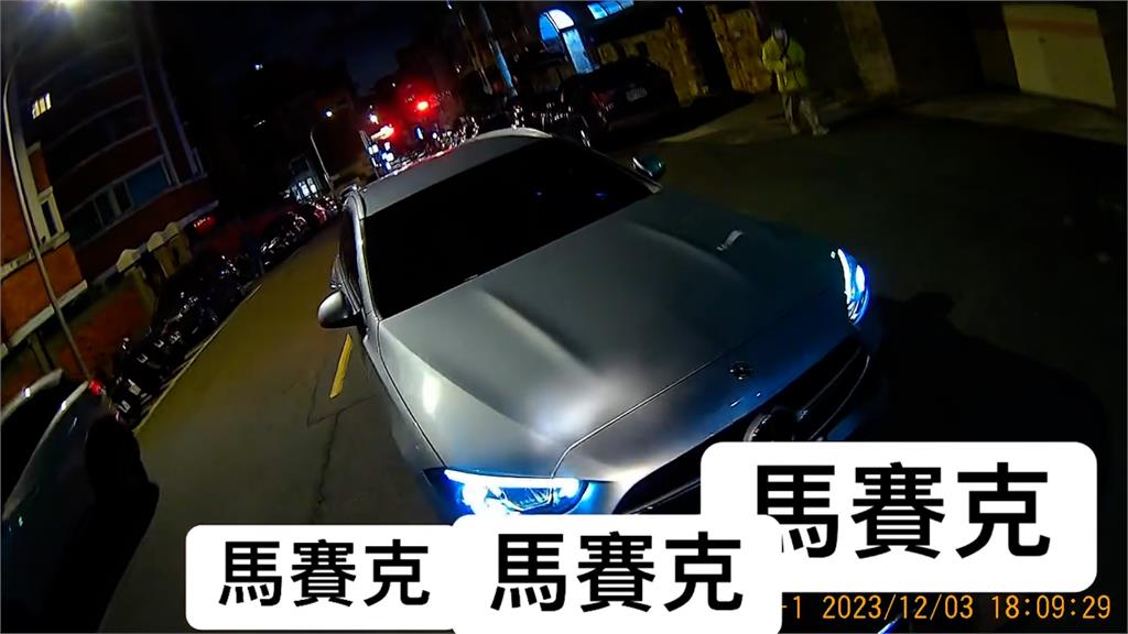 機車正面對決逆向賓士!按喇叭「撕心裂肺」網笑:這是尖叫雞?
