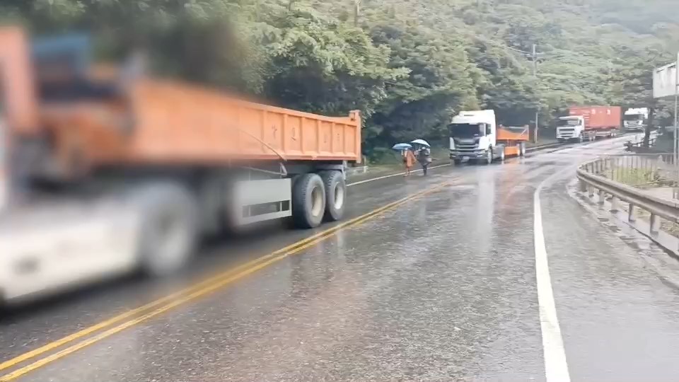 快新聞／頭城濱海公路貨櫃車自撞橋墩「車頭歪一邊」畫面曝　道路雙向不通