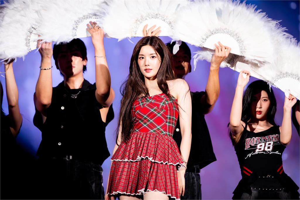 高雄跨年晚會吸30萬人 陳其邁攜手戴資穎驚喜現身倒數