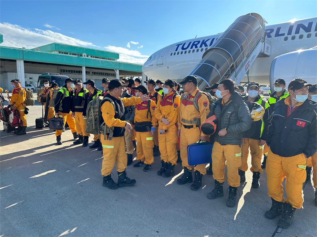 快新聞／「台灣英雄」到了！　首批搜救隊飛抵土耳其災區