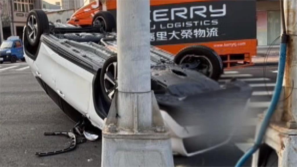 四輪朝天!苗栗男子疑身體不適 自撞分隔島翻車