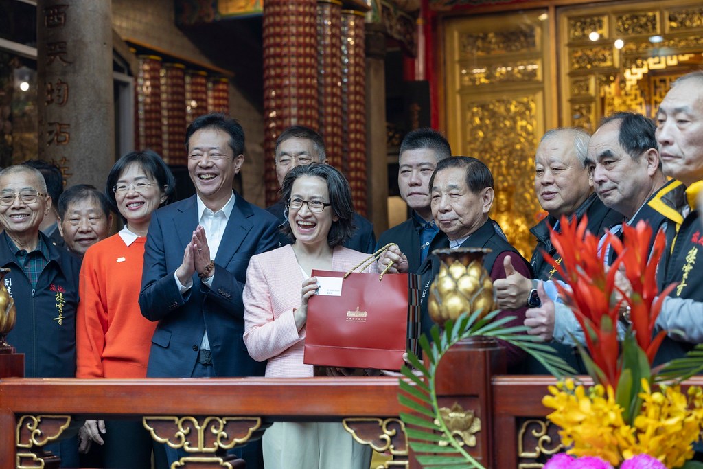 快新聞/鐵人行程!蕭美琴狂跑5宮廟發福袋 拱天宮民眾大排長龍冒雨領取