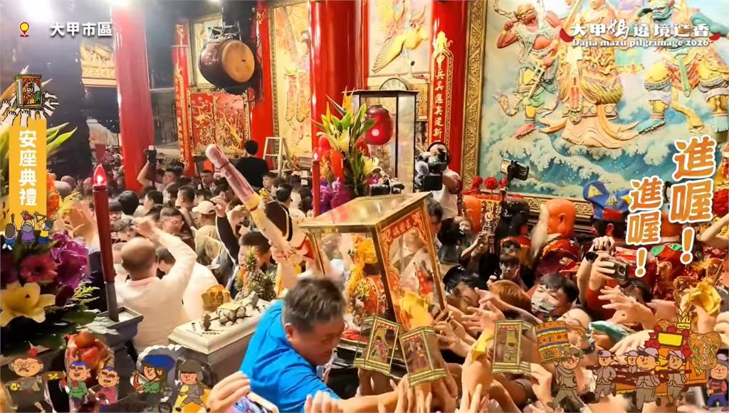 大甲媽安座…一堆信徒拿「信用卡、手機」刮神像！專家示警：會運勢不好