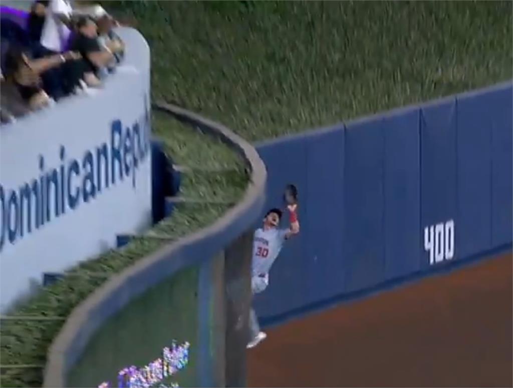 MLB(影)/蜘蛛人驚現在馬林魚主場!楊恩「爬牆神接殺」連對手教頭都看傻