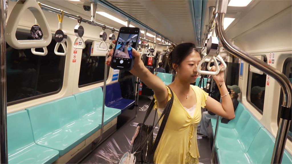4大女神被踩腳下？aespa北捷車廂「主視覺印地板」　網友：合照得躺下拍嗎？