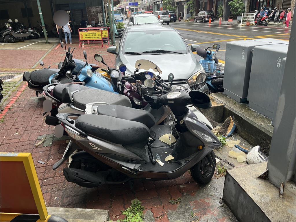 台南69歲駕駛誤踩油門　暴衝撞斷柵欄、8台機車