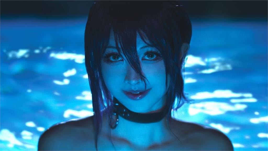 百變女神挑戰「最色氣名場面」!「裸泳」擺經典手勢網跪喊:蕾潔本人