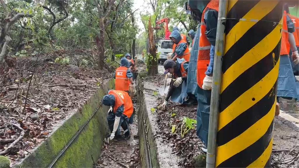 何博文挖水溝遭藍白諷「作秀」！李宇翔「一句話」反擊：批評者去挖看看