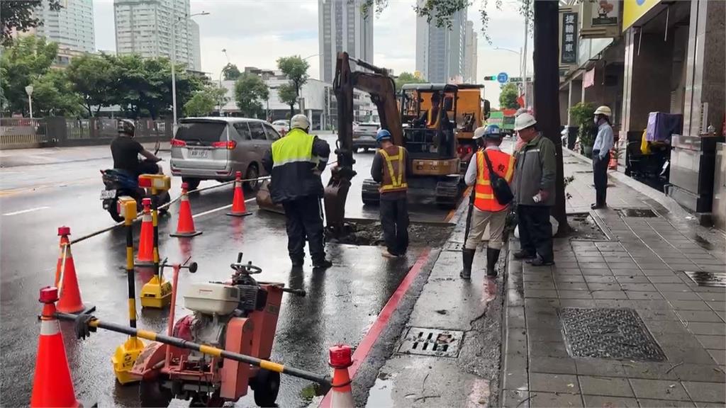雨後多處坍塌！公車靠站陷坑洞　工程單位加緊搶修