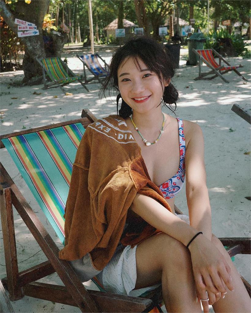 愛莉莎莎海邊淺笑「超有料」！1句認平安夜「第1次做了這事」細節曝
