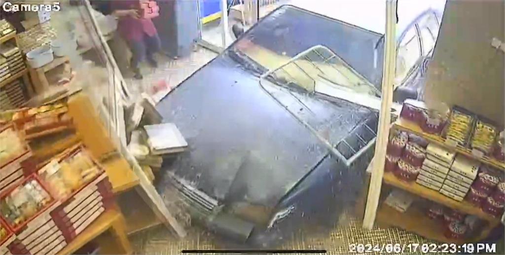衝撞玉珍齋！轎車「如坦克直衝」　3人與死神擦肩