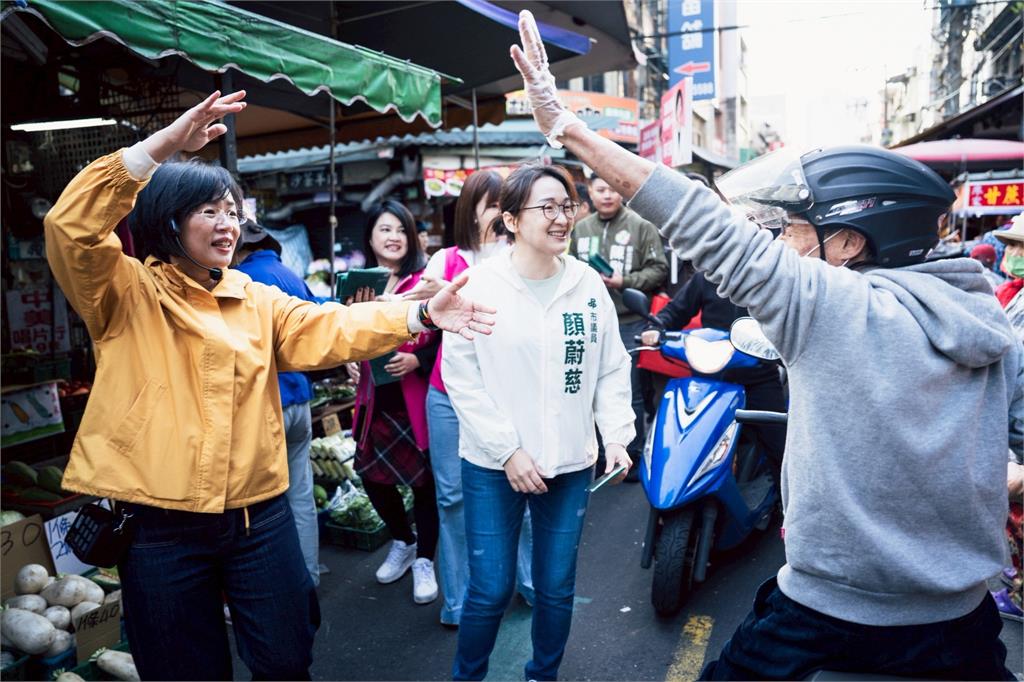 快新聞/人氣超旺!蘇巧慧首度以參選人身分掃街 民眾嗨喊「蘇市長」
