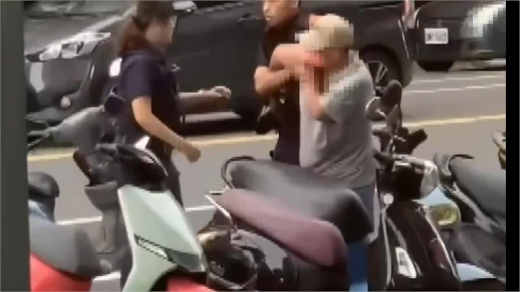 婦人騎車"未戴安全帽"遭開單 情緒失控攻擊2警 遭員警壓制在地