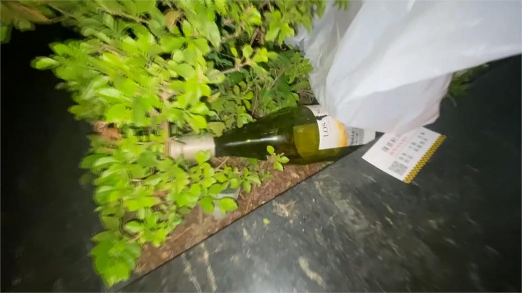 自撞燈桿車輛嚴重損毀　駕駛脫困急藏空酒瓶「滅證」