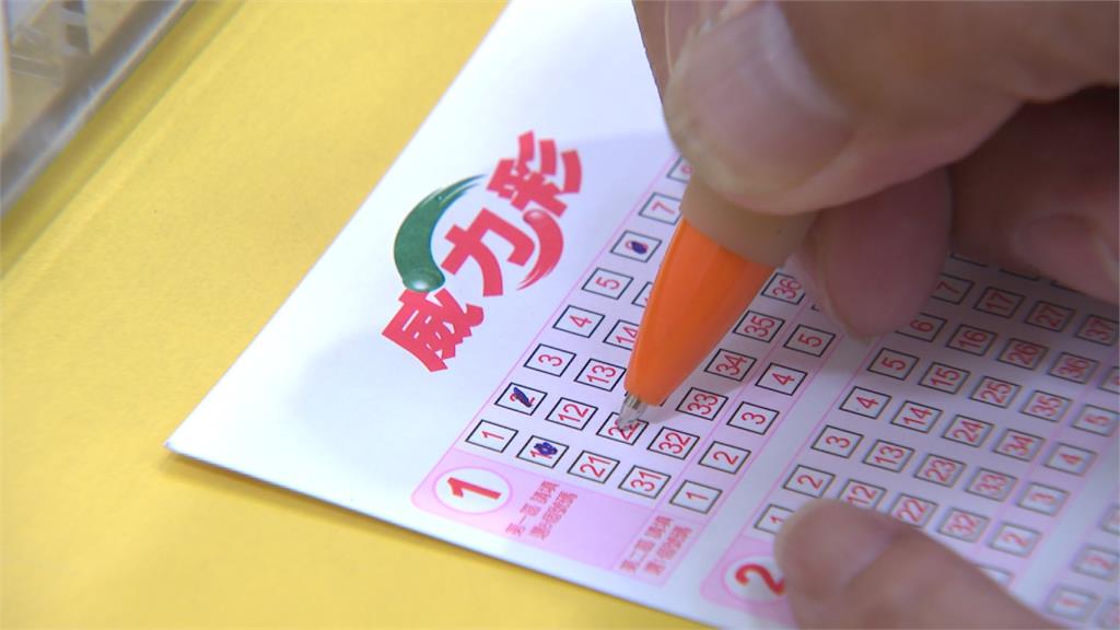 潘孟安試手氣曬「10張威力彩」!大擺「魔法陣」盼加持中獎機率
