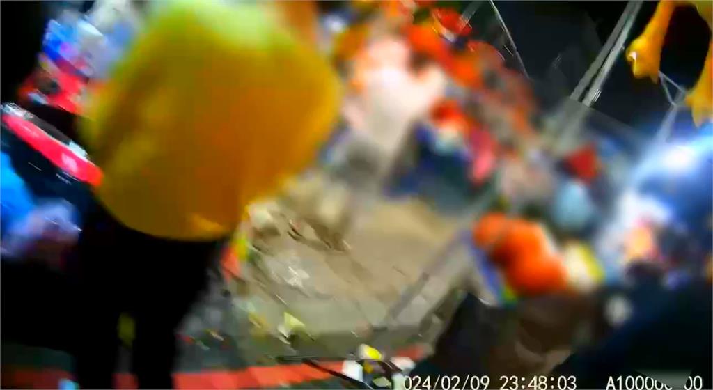 高雄夜市射氣球玩到起口角　兩男子與兩員工當街上演「全武行」
