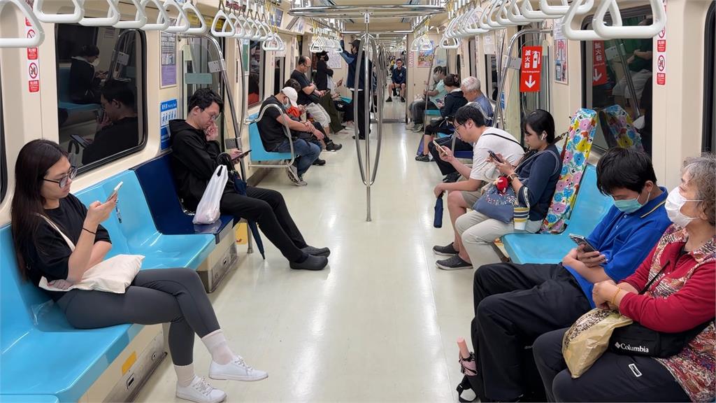 卡位？婦硬塞包包在乘客中間　遭勸導惱羞成怒罵對方「頭腦是垃圾」
