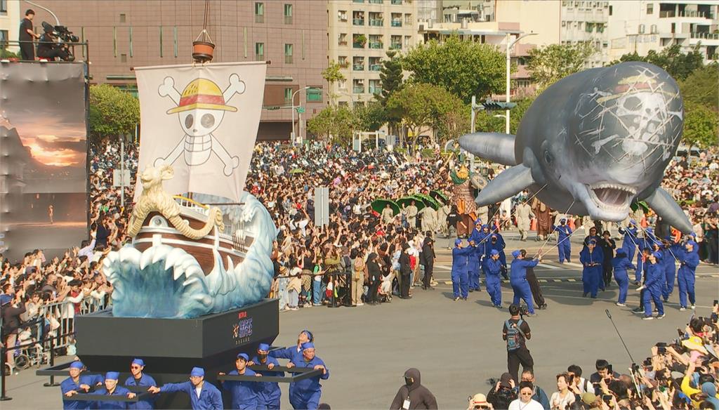 草帽海賊團現身高雄 黃金梅利號、鯨魚拉布接連亮相