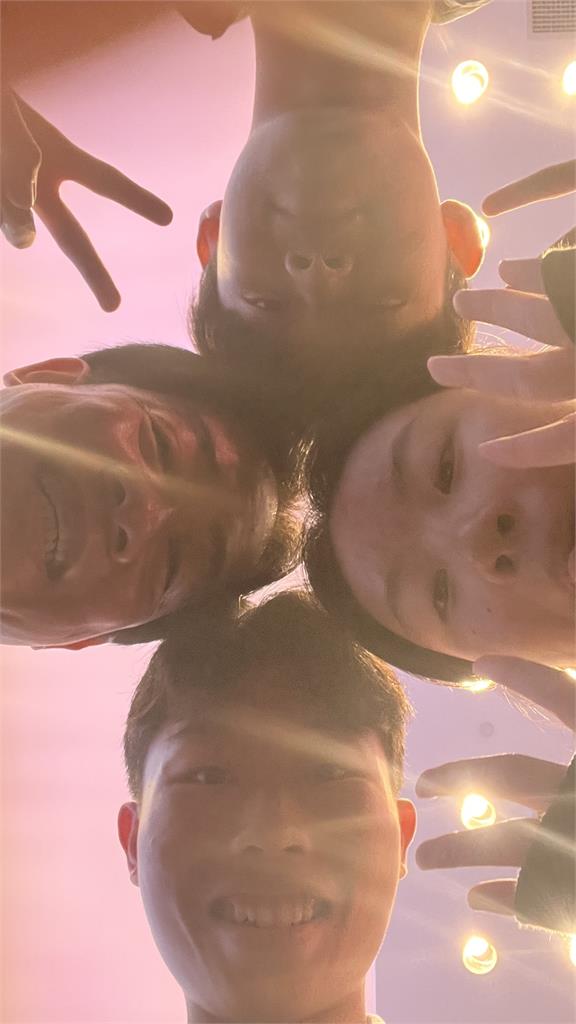 快新聞/座談連答11題!與中學生親切合照 賴總統各種自拍「來者不拒」