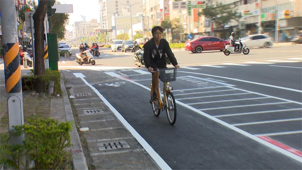 區隔人車空間!機車格外移 機車就像停在路中央