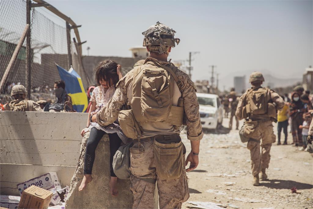 美陸戰隊女兵「暖抱阿富汗嬰孩」成最後身影！爆炸案不幸殉職