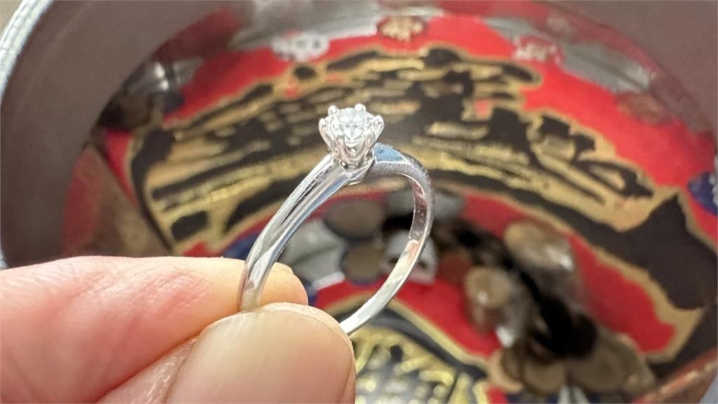 打賞罐驚見「8萬元鑽戒」! 彰化小鄧麗君急尋失主