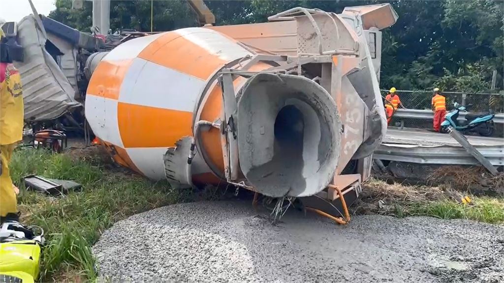 快新聞／國1水泥車翻覆！失控猛撞護欄畫面曝　駕駛受困2小時送醫