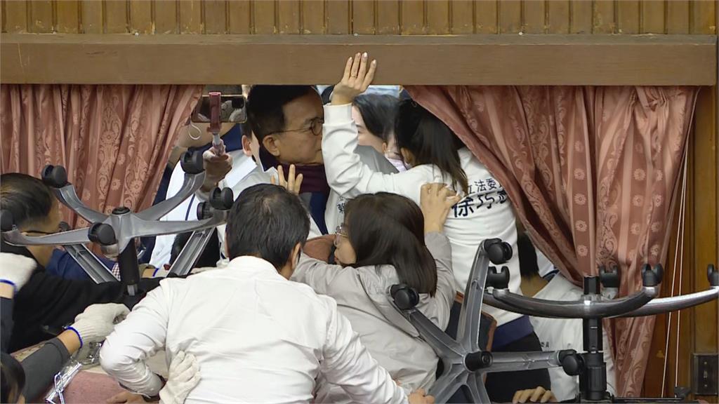快新聞/國民黨強攻衝入議場! 綠委用「潑水大戰」顏寬恒、張智倫全被潑