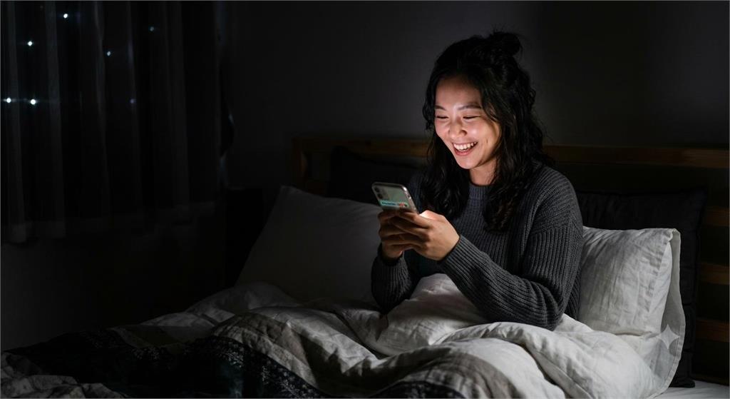 超市女員工躲冷凍區拍色片！「手伸褲裡自摸」全程直播瘋傳　公司火大急發聲