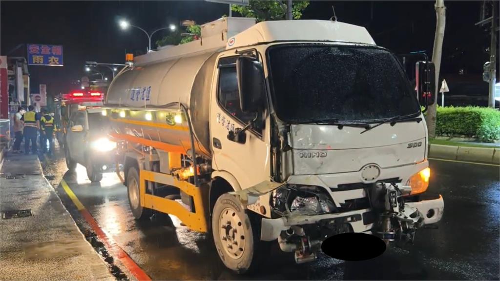 快新聞/紅燈左轉害死乘客!新北新莊計程車遭灑水車高速撞上 1乘客傷重不治