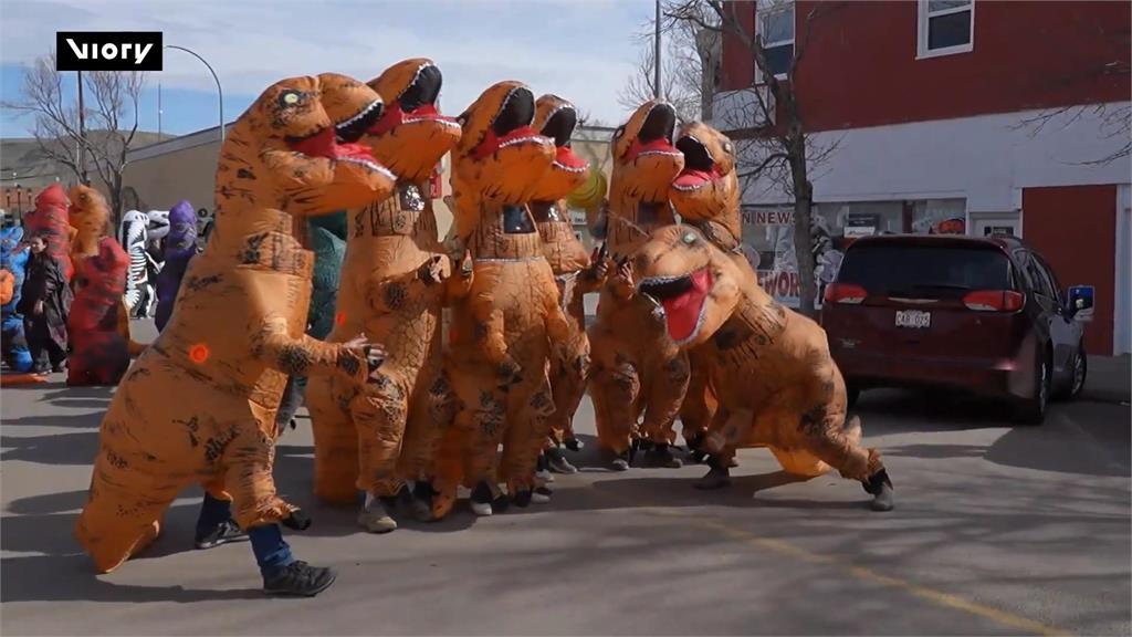 三千多位民眾著恐龍莊齊聚加拿大恐龍谷　成功打破世界紀錄